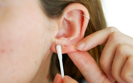 Cách vệ sinh tai sau khi xỏ khuyên | VIAM