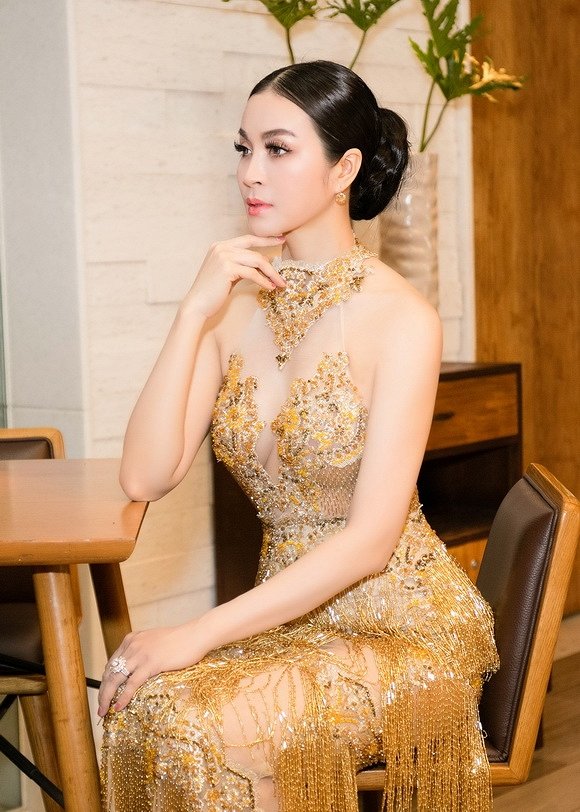 Choáng với chiếc đầm đính kết từ 3000 viên đá pha lê lấp lánh của MC Thanh Mai - Tiểu sử diễn viên Thanh Mai 