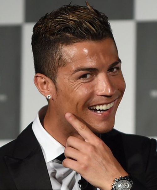 Hoa tai của C.Ronaldo một trong những cầu thủ đắt giá nhất hành tinh | Diamond earrings studs, Guys ear piercings, Ronaldo