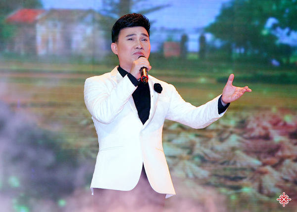Tiểu sử ca sĩ Quang Linh - tiếng hát 'tự tình' ngợi ca quê hương, đất nước | Người Nổi Tiếng