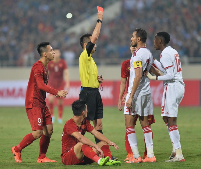 Lỗi DOGSO và tình huống cầu thủ UAE bị đuổi vì đẩy Tiến Linh - Bóng đá Việt Nam