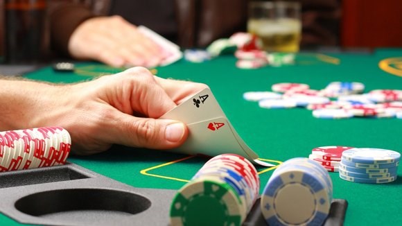 Ở Hoa Kỳ, mọi người nghĩ rằng poker là một trò chơi đen trắng và nếu muốn chơi thì bạn phải đến sòng bạc.