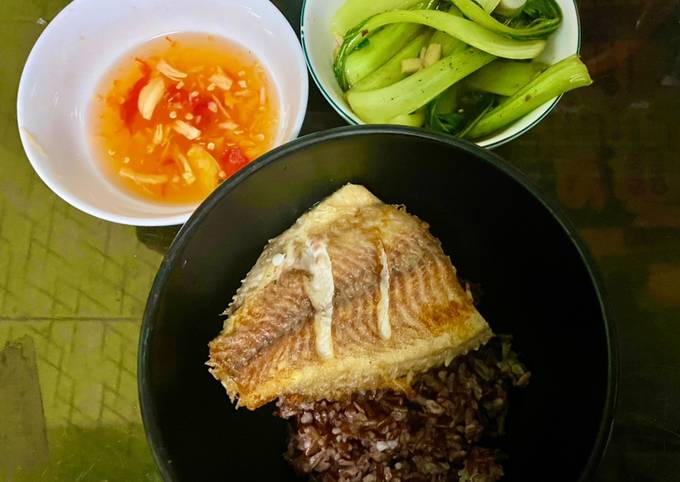 Cách Làm Món Thực đơn giảm cân : cơm gạo lứt với cá chiên + cải xào của Khánh Duyên - Cookpad