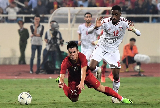 Lỗi DOGSO và tình huống cầu thủ UAE bị đuổi vì đẩy Tiến Linh - Bóng đá Việt Nam